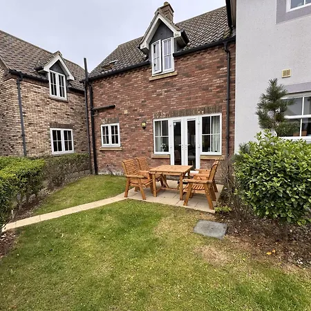 Bluebell - Part Of The The Bay Village With Pool, Gym And Direct Access, Pub, Restaurant, Tennis And Meadows Walks * Filey